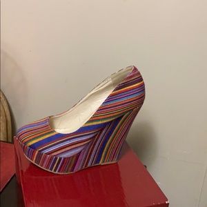Striped multicolor wedge